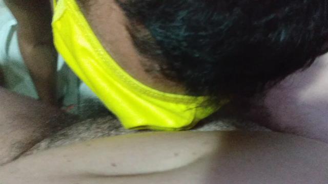 Cheirando pentelho de macho gostoso 