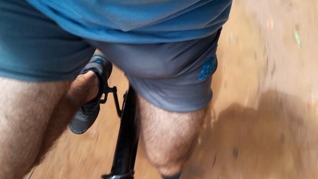 olha o pacotão no meio das pernas do ciclista