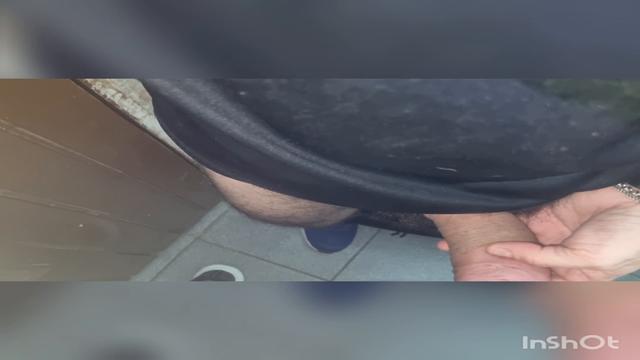 Troca troca com o segurança.