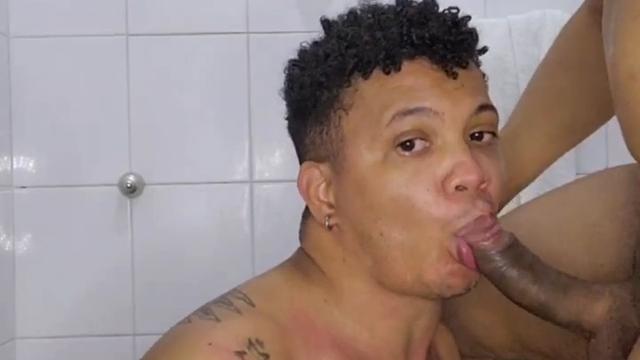 Fudendo no banheiro com meu namorado mascarado ???