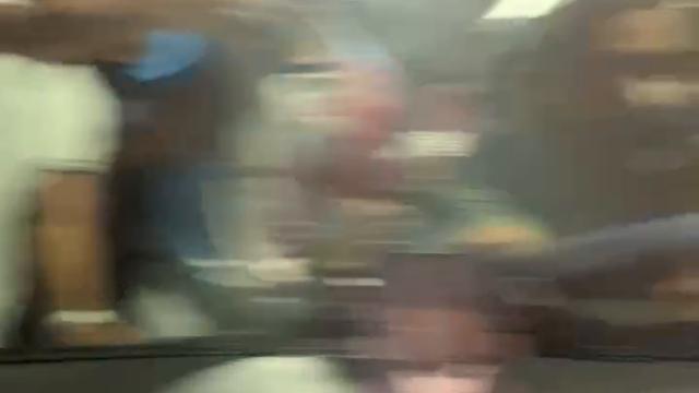 Subi pelada em cima do carro para dançar e a multidã...