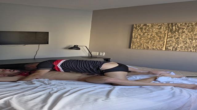 Camisa suada, rola grande e grossa socando e arregaç...