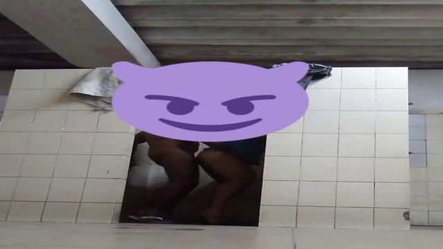 Caminhoneiro fudendo durante o banho no posto