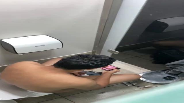 Batendo uma no banheiro 