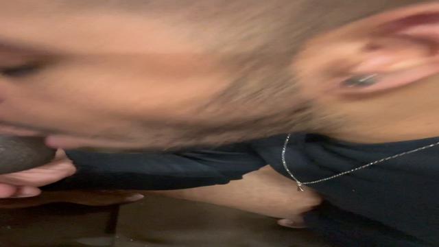 Negão tava de pau duro no banheirao do Tietê eu caí ...