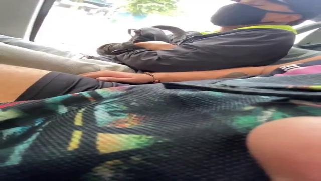 Mão amiga no ônibus 