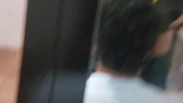 Mamando na frente do espelho