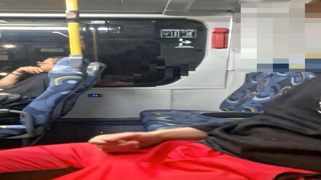 Me exibindo para o cara no ônibus