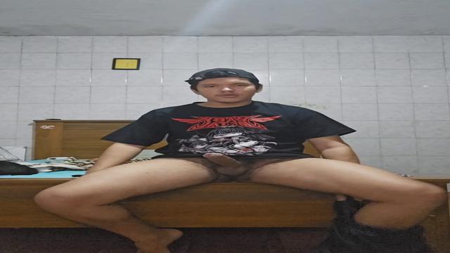 Batendo punheta e mostrando o cuzinho peludão na cam