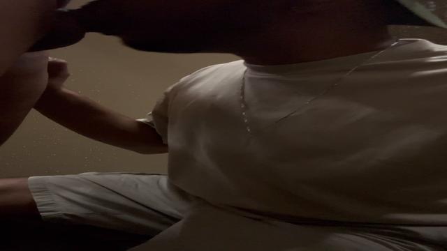 Mamando a pica grossa do casado no chuveiro do tiete