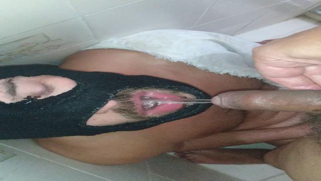 Fiz a cadela afogar no mijo