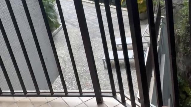 Batendo uma na varanda 