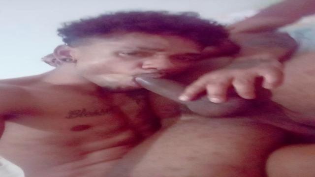 Preto me mamando gostoso 