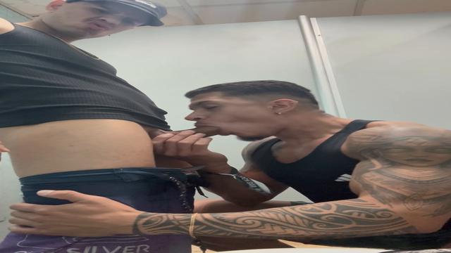 Fudendo no banheiro da estação de metrô 