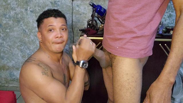 Mamando meu amigo, o coroa dotado ?