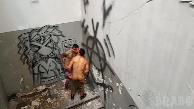 Fudendo no prédio abandonado 