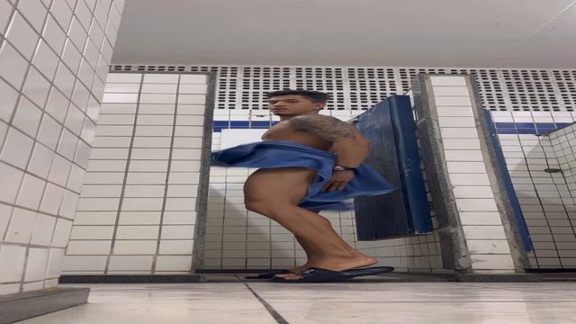 Fudendo no banheiro público 