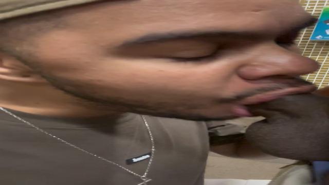 Tomando leitinho da piroca do negão no Tietê 