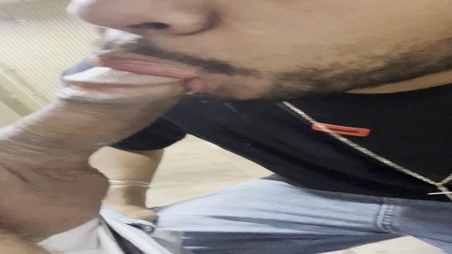 Putao enchendo minha boca de leite no banheiro do Ti...