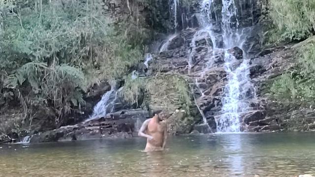 Gozada na cachoeira 