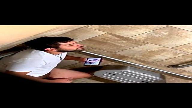 Batendo uma no banheiro até gozar 