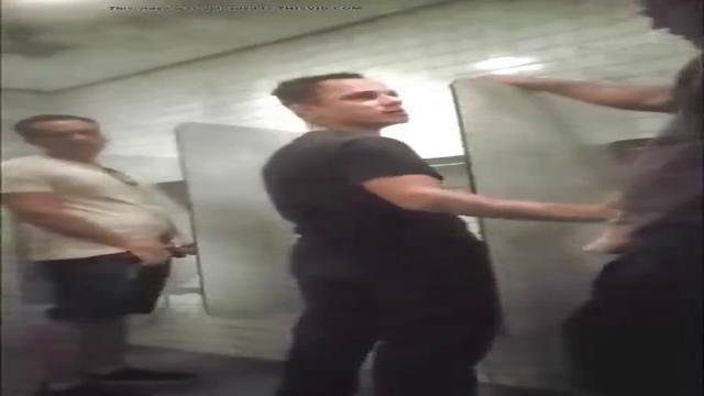 Pegacao e chupadas entre os machos de do banheiros  ...