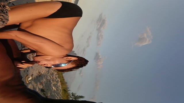 Estava curtindo cm o Mlk na praia até sermos pegos. Dae tive que liberar meu cool pro outro carinha gozar e não explanar a gente 