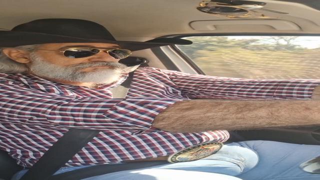 COWBOY CAVALÃO NA ESTRADA DE VOLTA A CIDADE DEPOIS D...