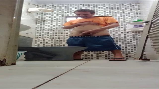 Mijando com a porta aberta. 