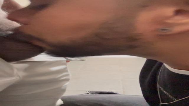 Mamando a pica do macho casado e tomando leite 