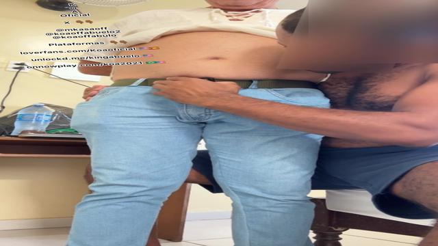 Atacando no restaurante um vovô amigo das antigas su...
