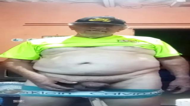 Gozou gostoso primeira vez dele aqui gordinho 70 anos poxa nem duraEm 