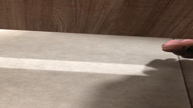 Entrei no banheiro do shopping e vi um movimento sus...