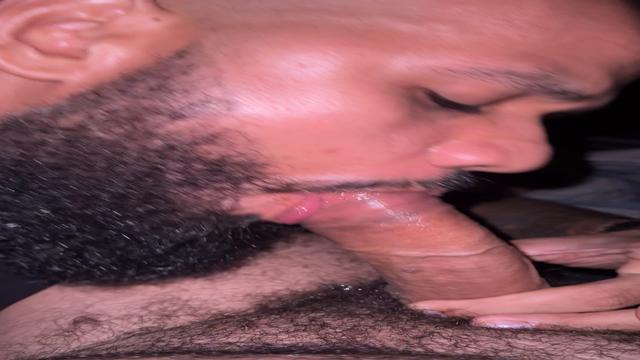 video 598 - assim que se tira leite da pica de macho...