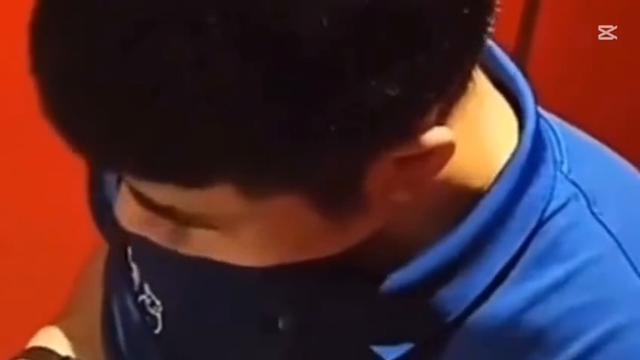 Compilaçao de vários machos pauzudos mijando