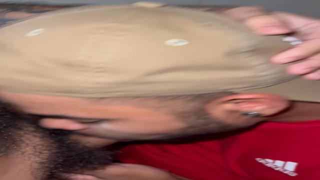 Caindo de boca na rola do tatuado 