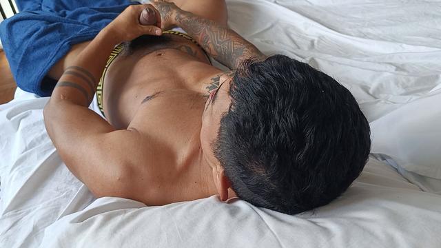 Acordando com tesão e gozando 