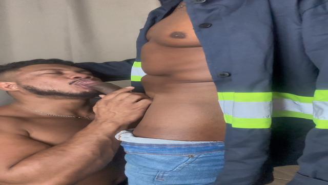 tecnico gostoso viu putaria no meu computador e acab...