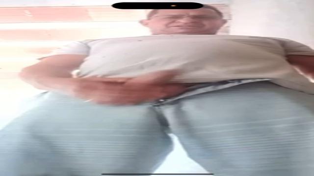Gozada rápida desse coroa na obra ele é pedreiro e gozou antes da chegada do ajudante 
