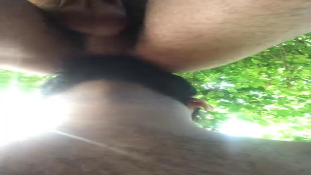 Casado barbudo chupando meu cu na mata 