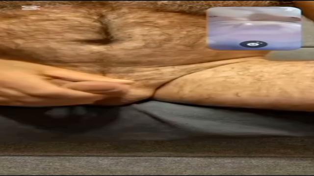 Coroa parrudo grisalho e peludo dando leitinho na ch...