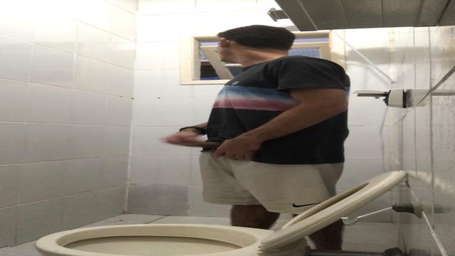 Mijando e batendo punheta depois do futebol 