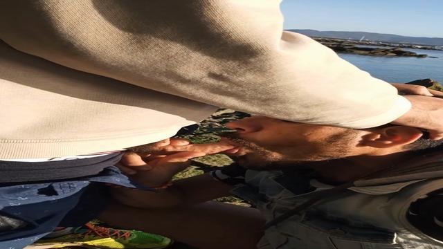 Tomando leitinho do boy ao ar livre