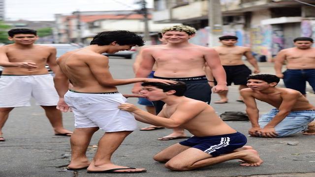 Pagando boquete na frente dos brothers