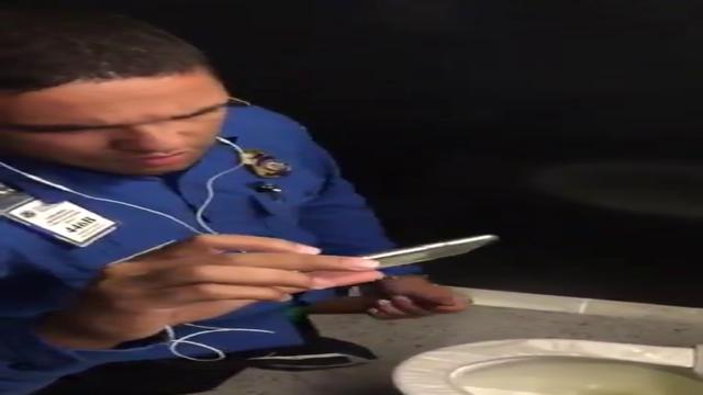 Fardado batendo uma no banheiro 