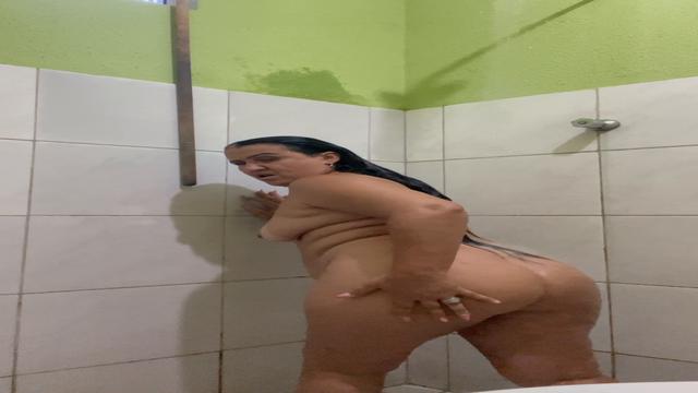 Cheguei em casa fui direto pro banho.