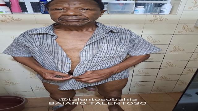 CONHECI ESSE COROA NEGÃO DOTADO APOSENTADO EM FRENTE...