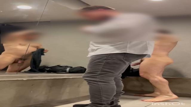Flagra do macho saindo do banho com o pau meia bomba 