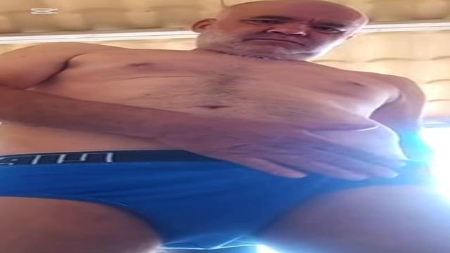 Primeiro dele do dia gozou no quintal de casa inédit...