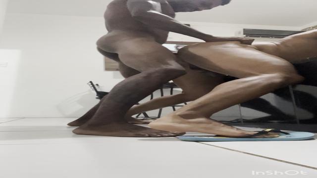 dando o cuzinho pra 2 crackudos dotados 